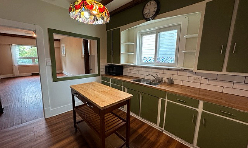 **2 Bed 1 Bath Charm...