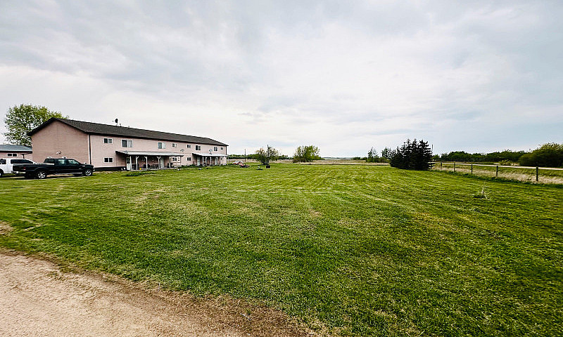 Hardisty Acreage For...
