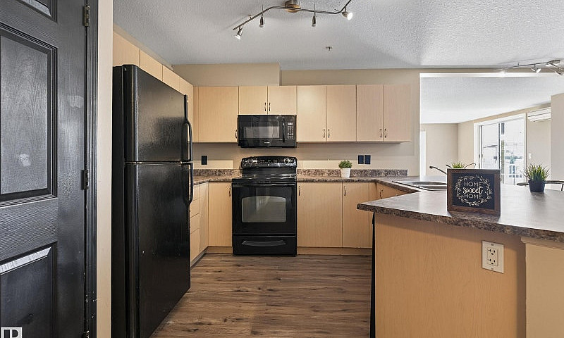 Bright 2 Bed + Den C...