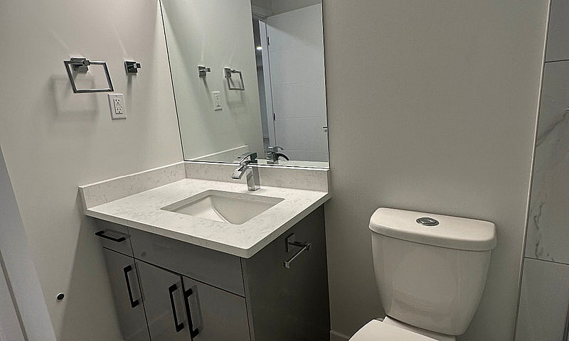 Spacious Modern 900 ...