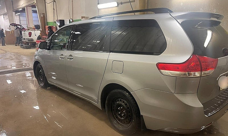 2011 Toyota Sienna L...