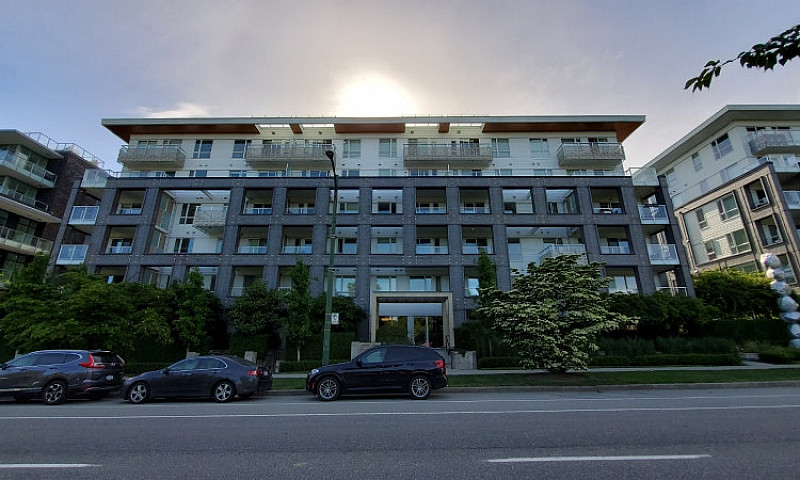 Spacious Modern 1 Be...