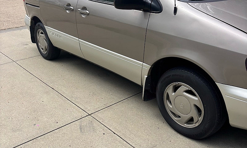 1999 Toyota Sienna...