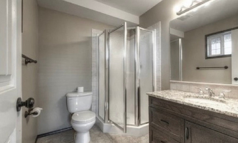 Red Deer Condo .. Su...