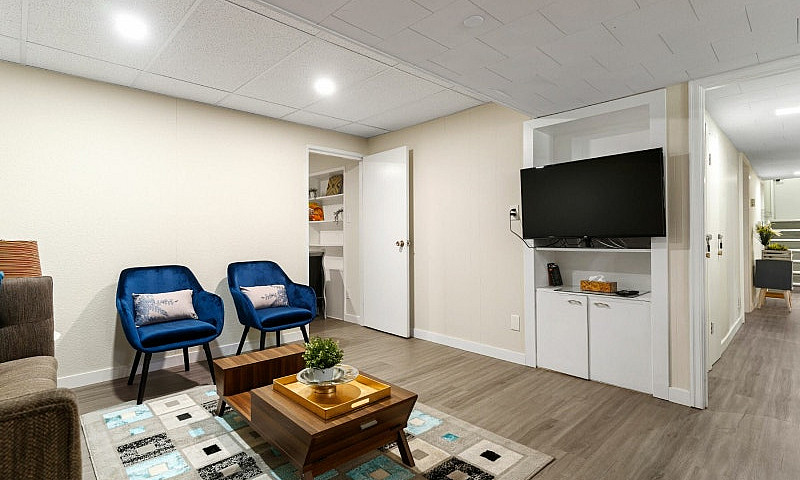 Basement Suite In Gr...