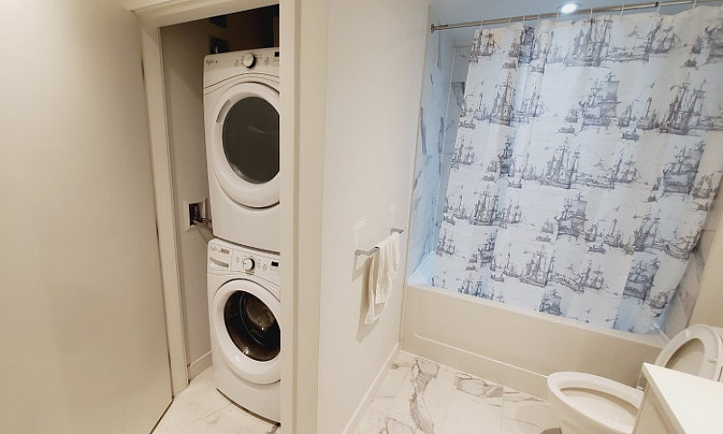 Spacious Modern 1 Be...