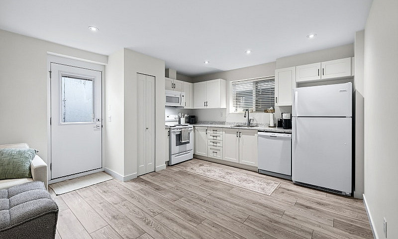Newer 5 Bed + 4 Bath...
