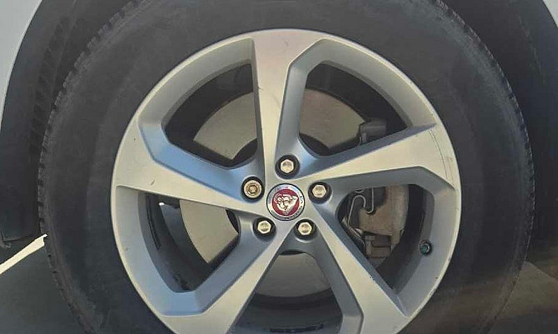Jaguar F-Pace Premiu...