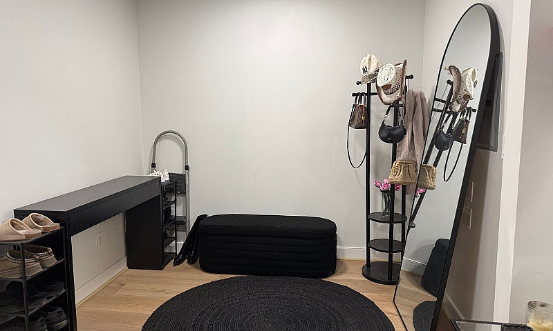 1 Bedroom+Den In Mar...