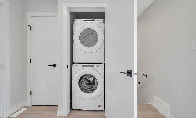 Stunning 3 Bedroom 2...