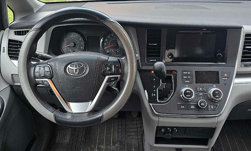2017 Toyota Sienna L...