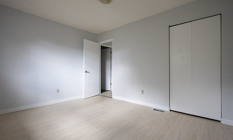 3 Bed 1 Bath Main Fl...