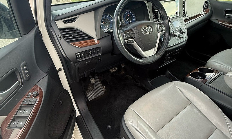 2015 Toyota Sienna L...