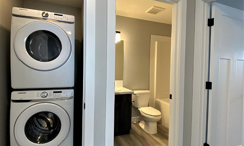 Spacious Duplex- Gre...