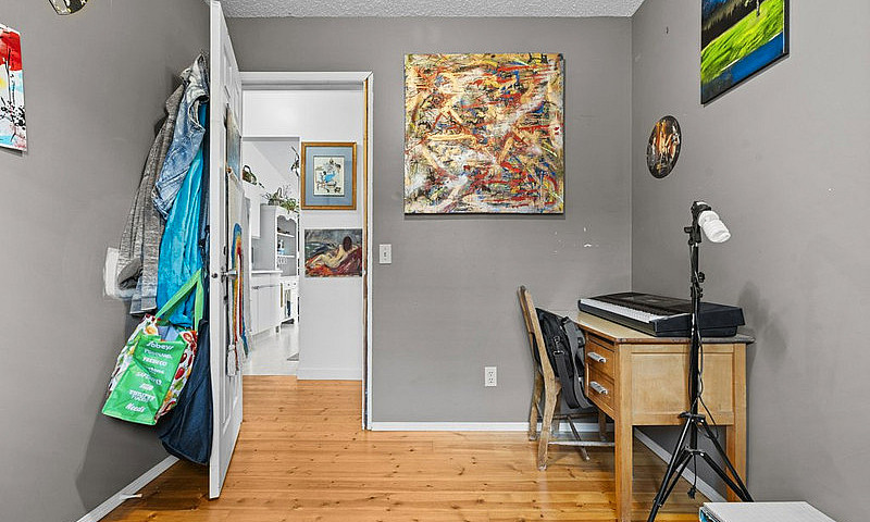 Lakeshore Retreat In...