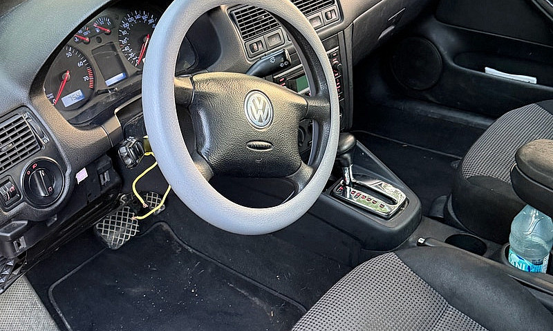 06 Volkswagen Golf...