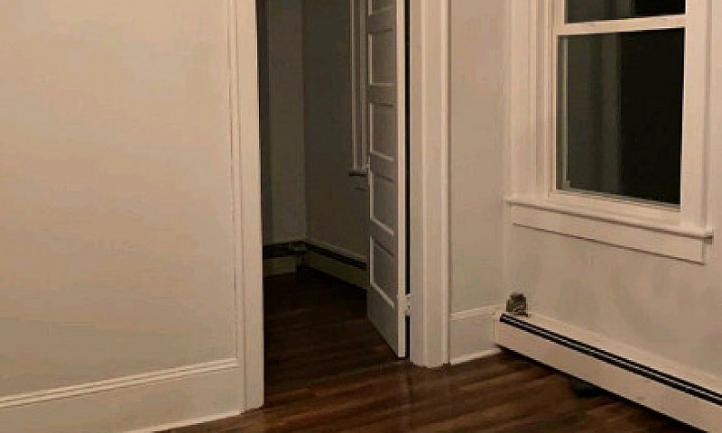 **** Top Floor 2 Bed...