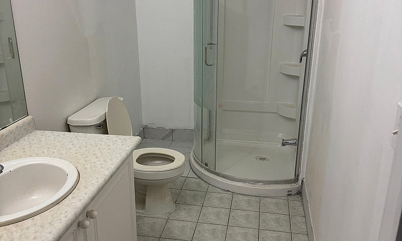 Private Bathroom & S...