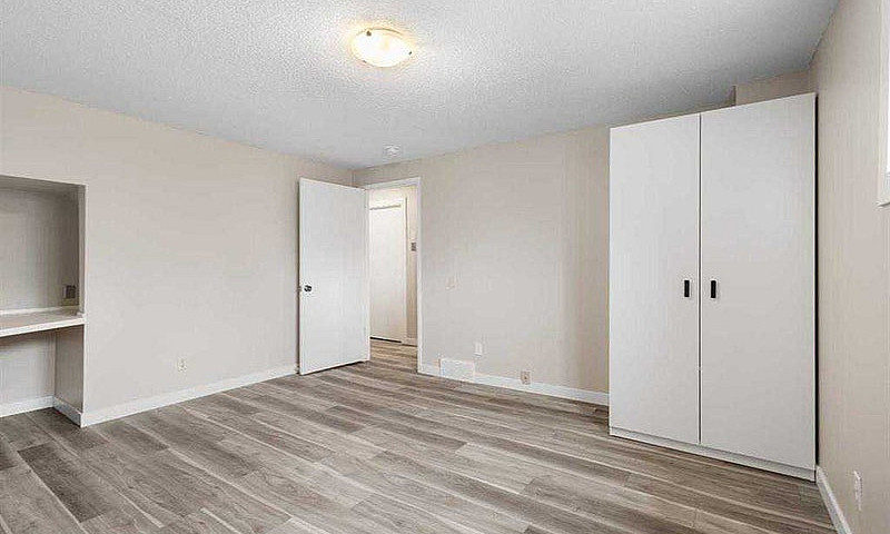 2 Bed+Den,1 Bath New...