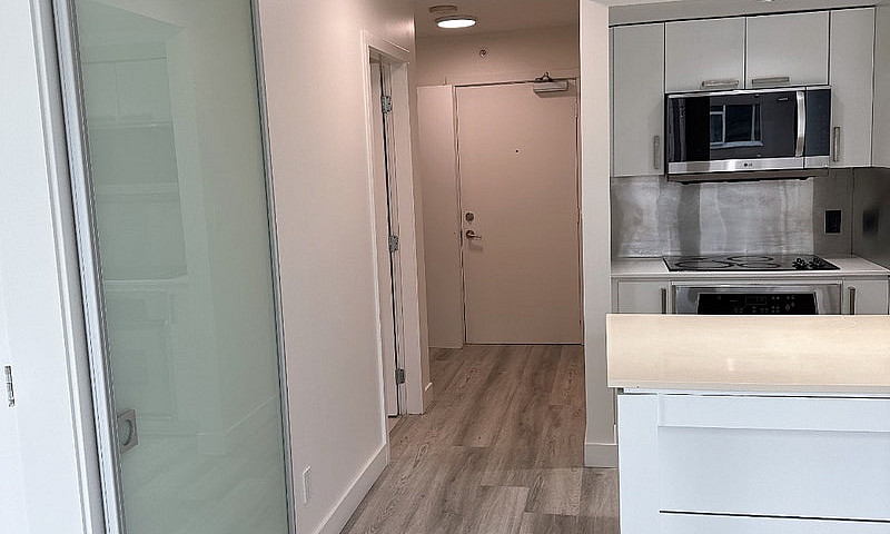 1-Bedroom + Den In Y...