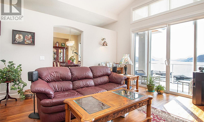 Lake Okanagan Luxury...