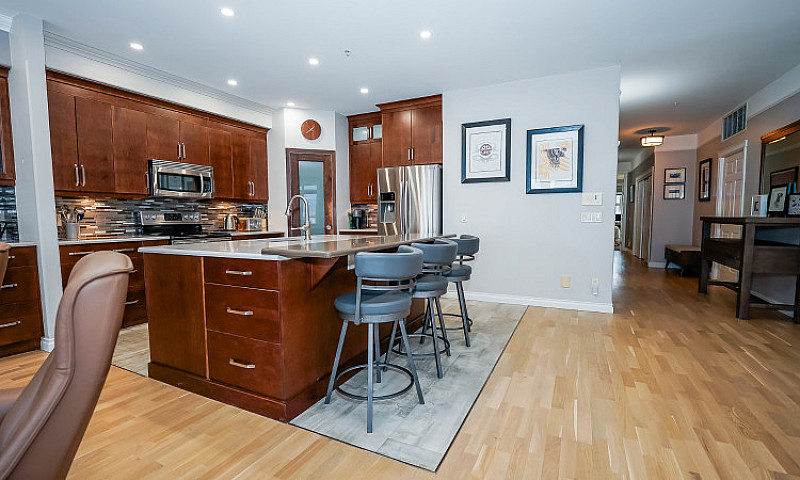 160 Harbourfront Dr,...