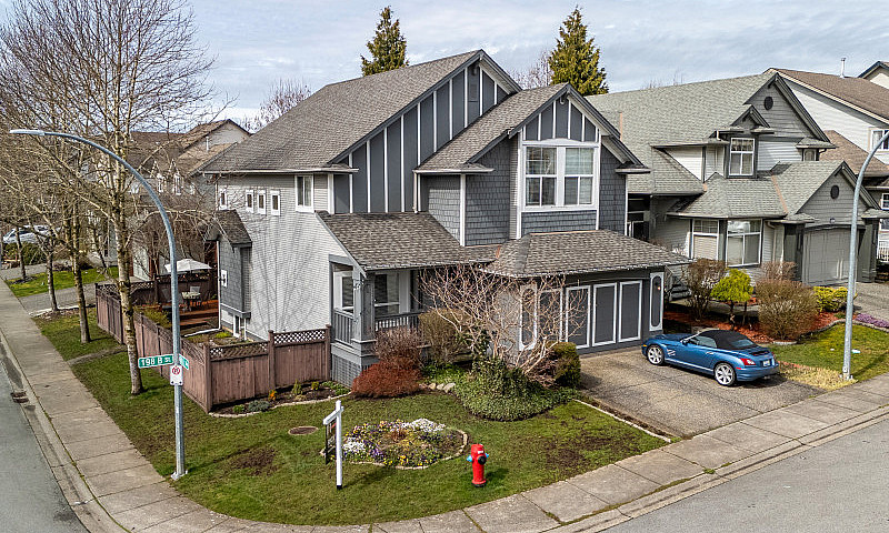 6 Bed + Den | 2 Stor...