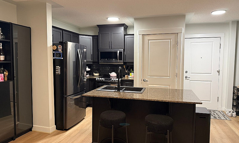 1 Bedroom+Den In Mar...