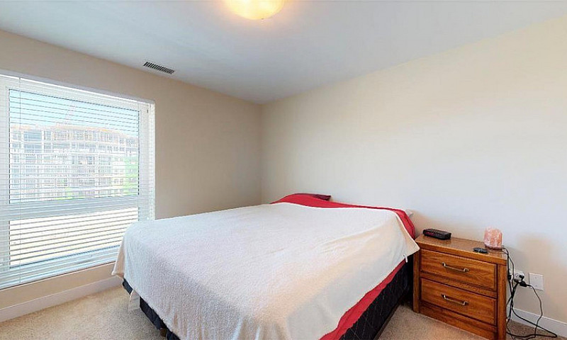 1 Bedroom + 1 Den Co...