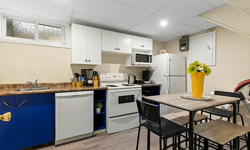 Basement Suite In Gr...