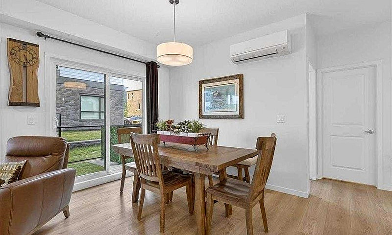 2025 Luxury 1060Sq F...