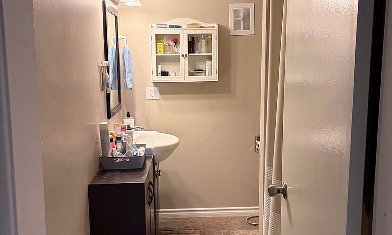  Fully Furnished 1-B...