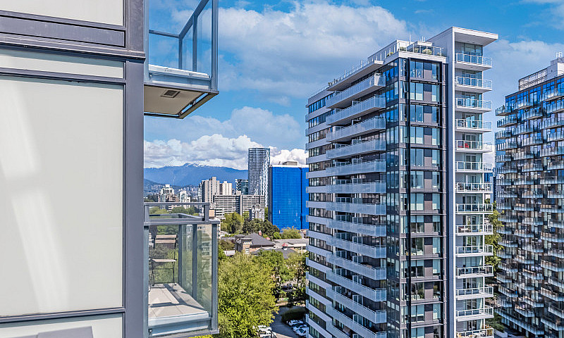 1 Br And Den Condo I...