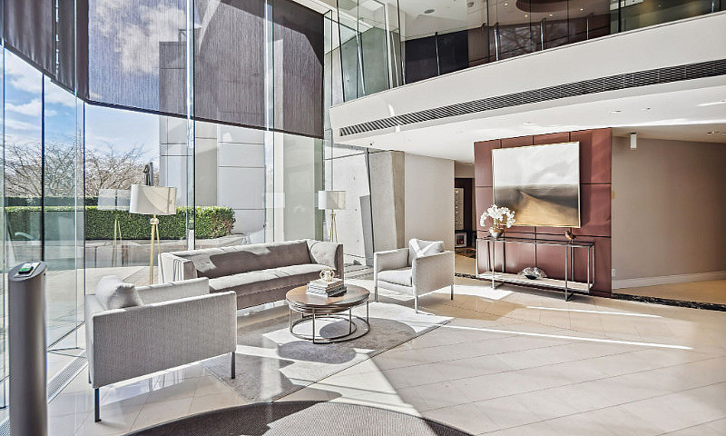 Live In A Newly Furn...