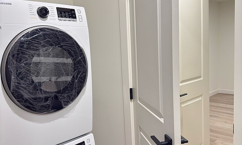 Private 1-Bedroom Su...