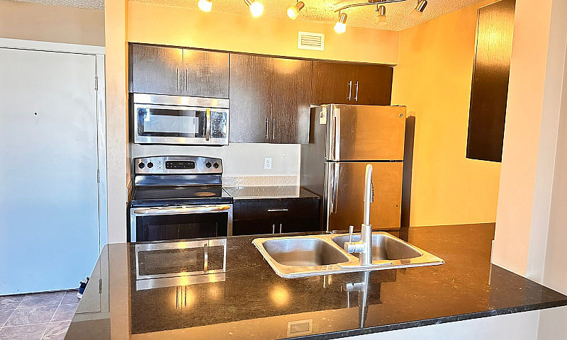 Top Floor Condo 2 Be...