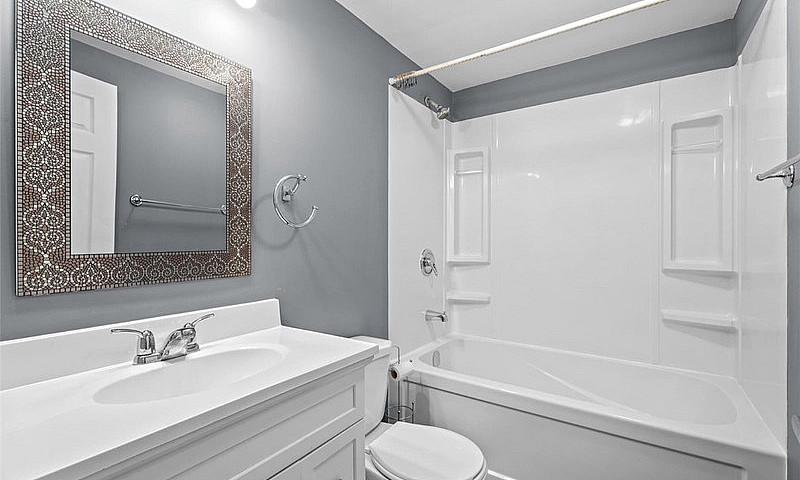 Basement Suite For R...