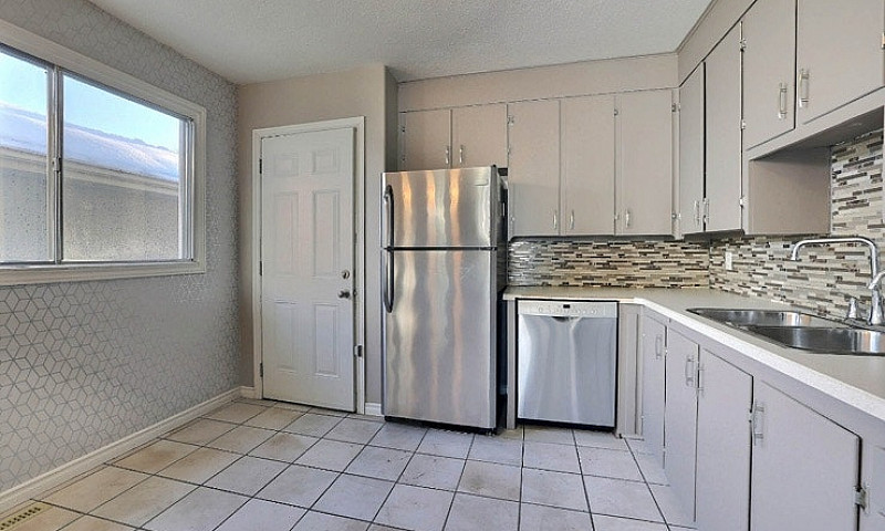 2 Bedroom Upper Leve...