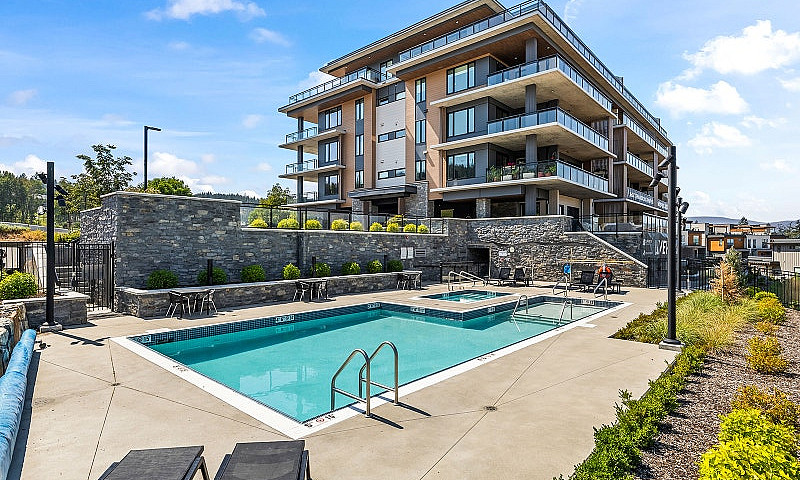 Vista Penthouse & Su...