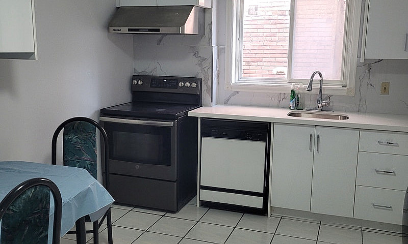 Toronto 3 Bedroom Un...