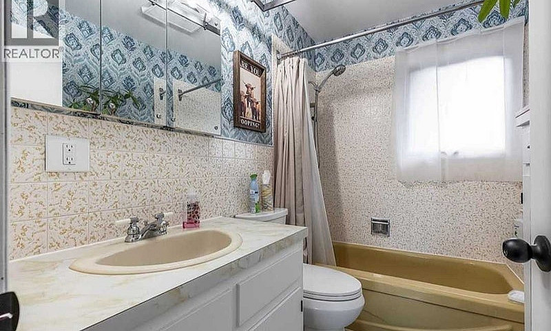 House For Sale - Gar...