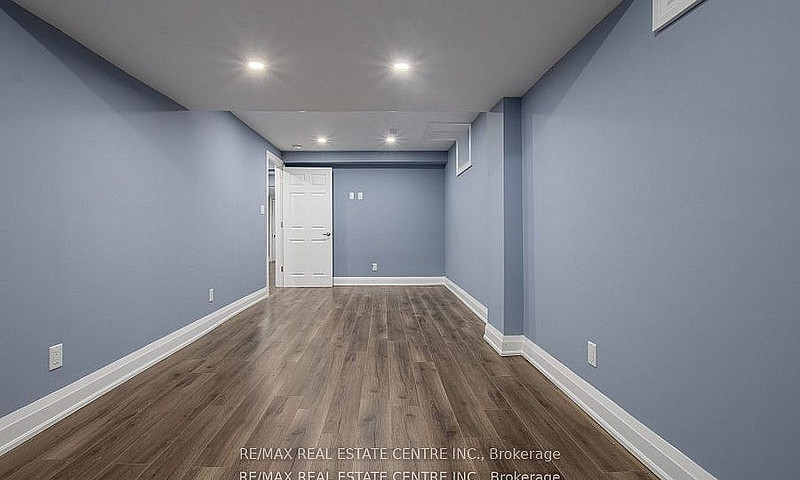 Modern 2-Bedroom Bas...