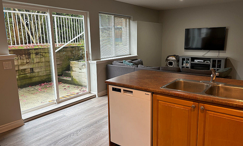 Bright & Spacious Ba...