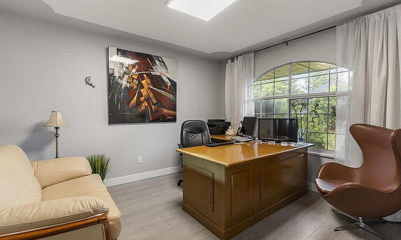 Luxury Fully Furnish...
