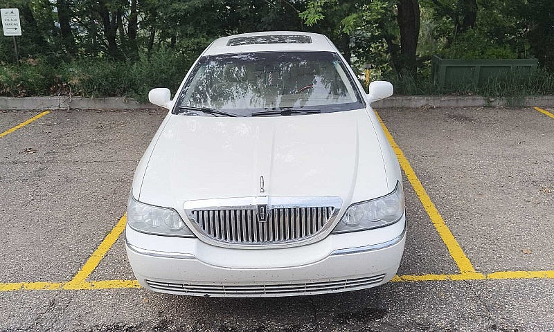 2005 Lincoln Town Ca...