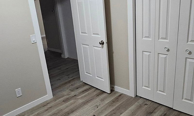 Bright 2-Bedroom Bas...