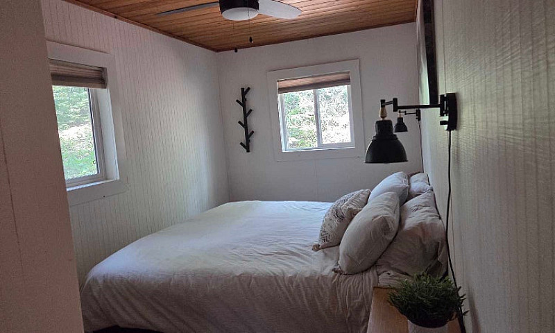 Cottage On Granite L...