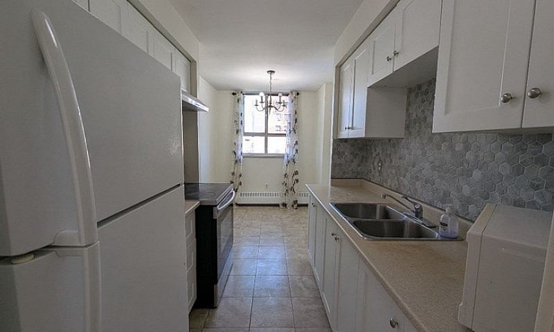 Spacious 2 Bed 2 Bat...