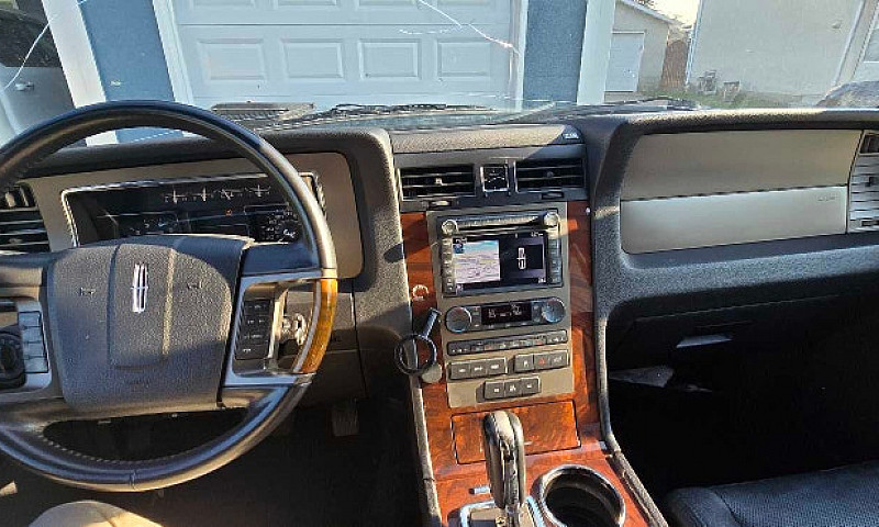2011 Lincoln Navigat...
