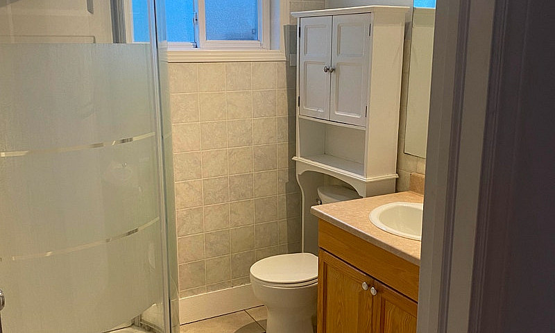 Bright 2 Bedroom Bas...